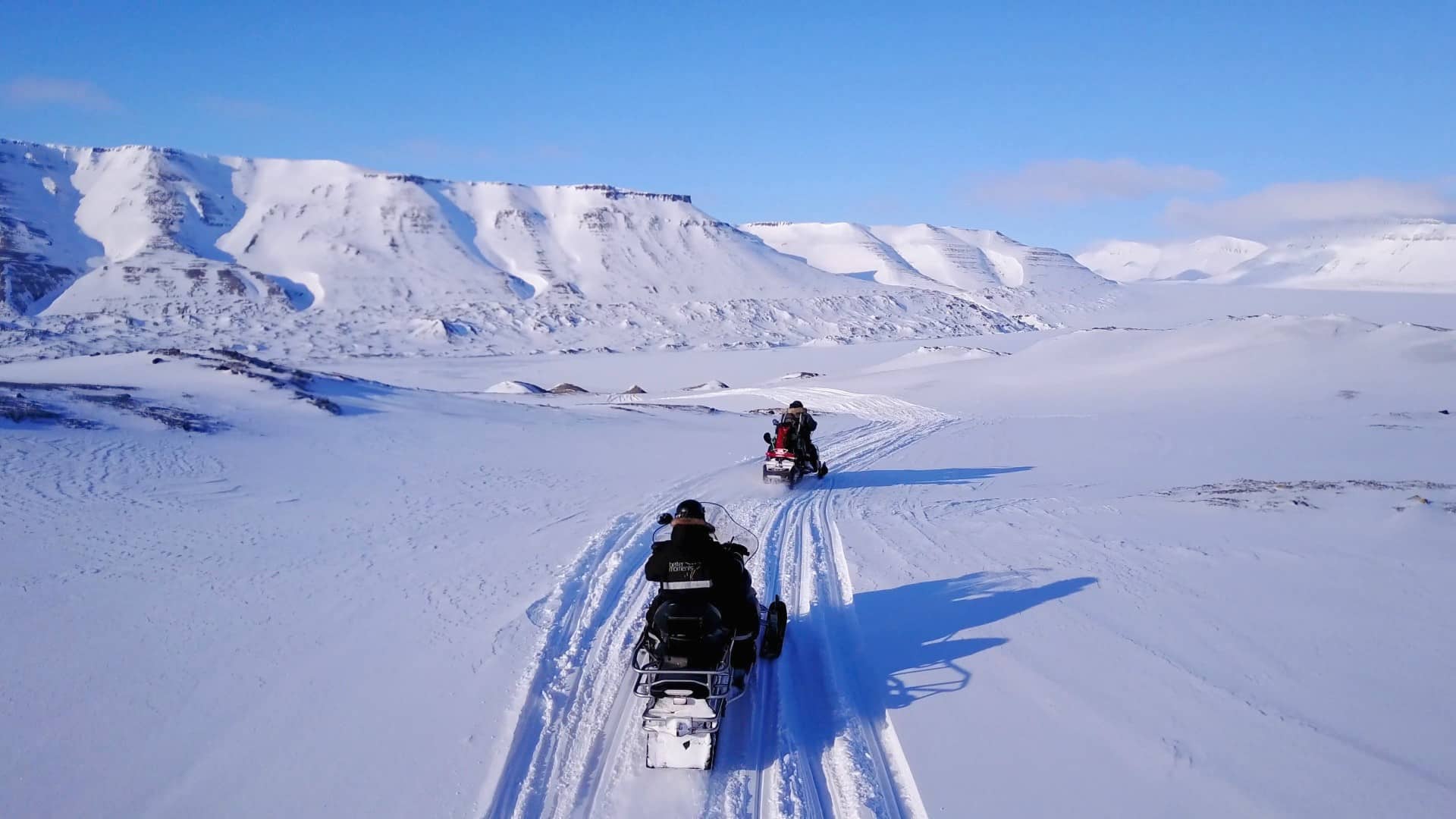 2 snowmobiles in Svalbard